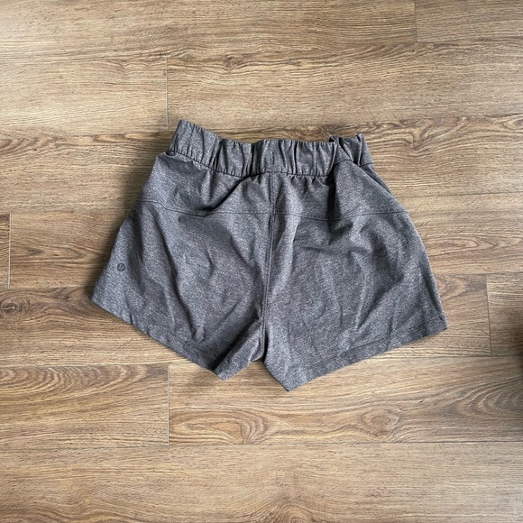 Lululemon Size 6 Grey Shorts - Picture 2 of 3